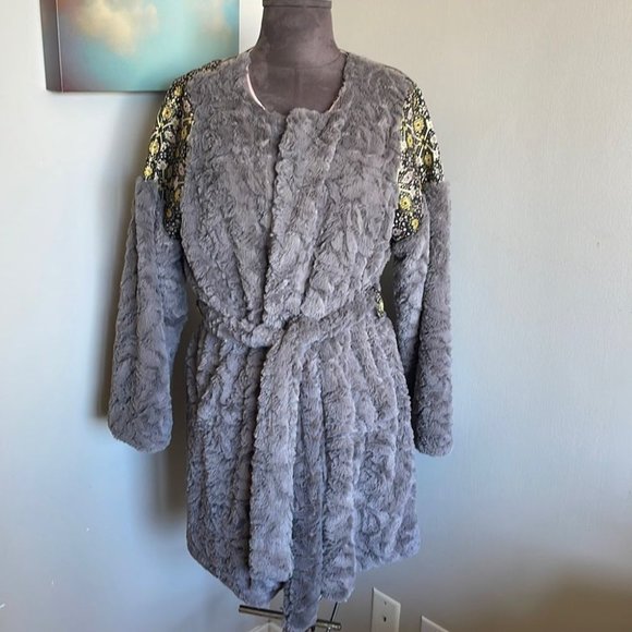 Soft Grey sweater jacket w Embroidery - Picture 3 of 10
